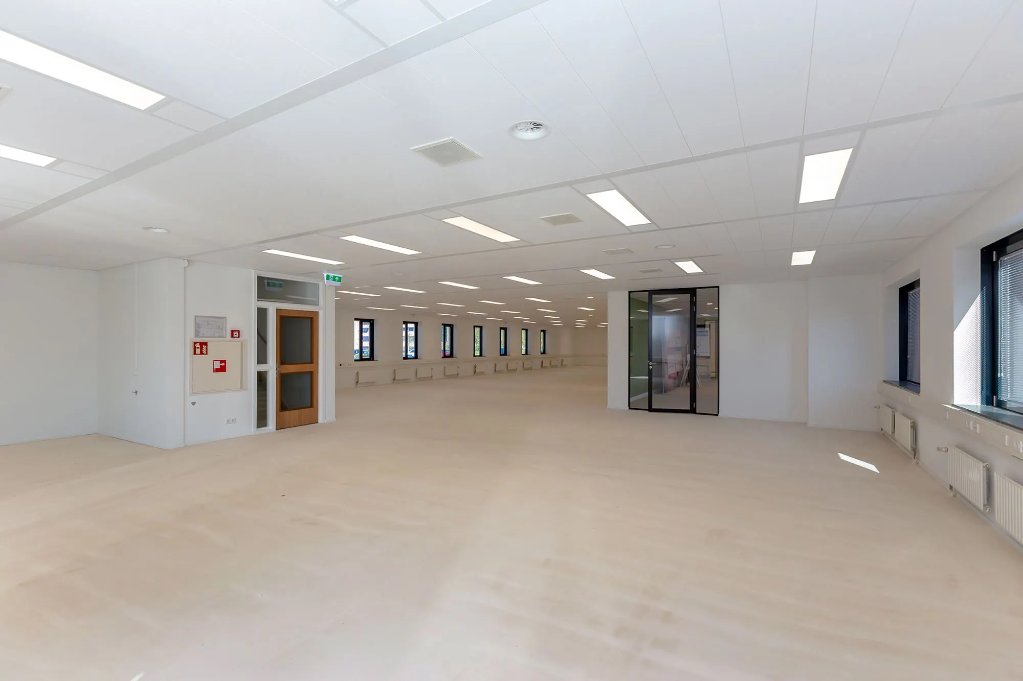 Ruime, lichte kantoorruimte aan de Boris Pasternaklaan met grote ramen en systeemplafondverlichting.